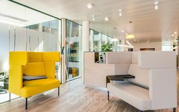 Modern office space rental at Richtistrasse 7, Zürich East with cozy lounge furniture and sleek design elements.
